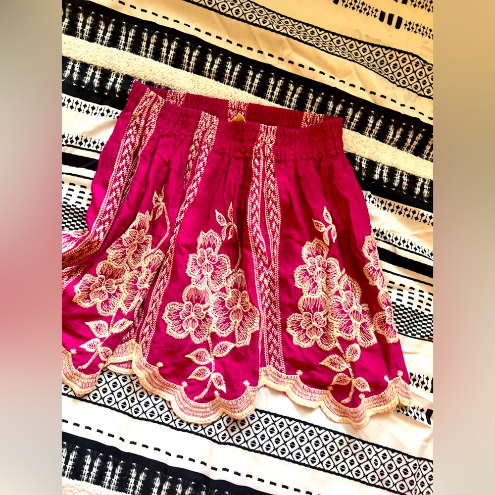Embroidered pink skirt - Picture 1 of 3